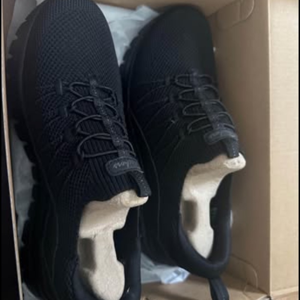 Woman’s sketchers 7.5